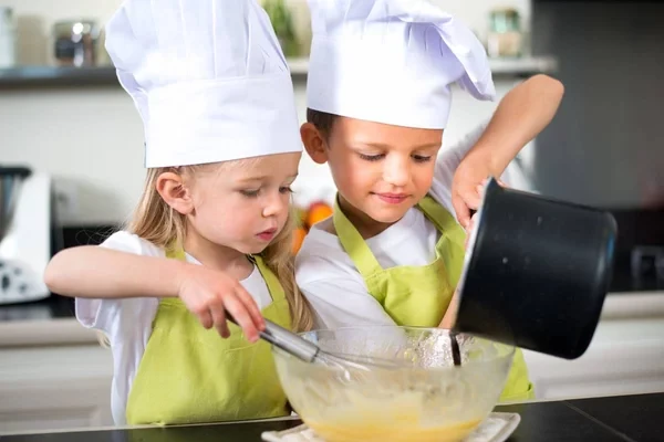 dzieci-w-czapkach-kucharskich-catering-emaluch-przedszkole-zlobek