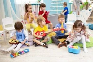 Zajęcia muzyczne HaloNutki w przedszkolu i żłobku E-Maluch – rozwój muzyczny dzieci w Łodzi i Ksawerowie