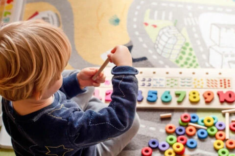 Zajęcia z matematyki Montessori w przedszkolu E-Maluch – nauka geometrii i liczb przez zmysły w Łodzi i Ksawerowie