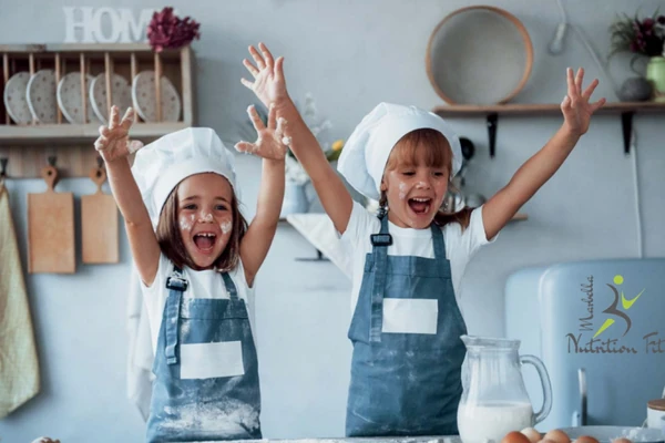 radosne-dzieci-w-kuchni-catering-emaluch-przedszkole-zlobek